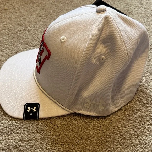 NWT Under Armour White Wisconsin Badgers Logo Hat - Picture 3 of 5